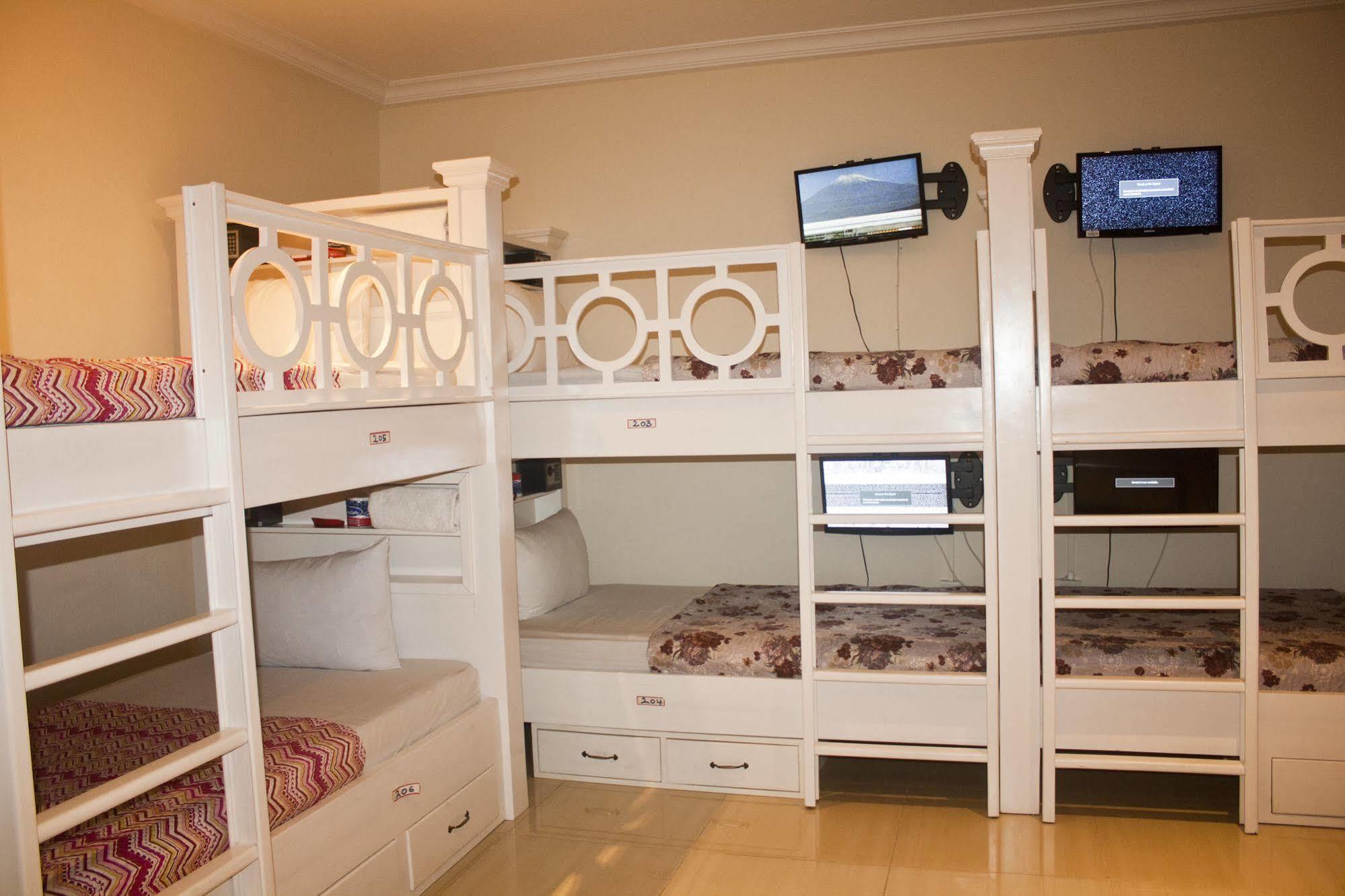 @Home Boutique B&B Hostel And Suite Άκρα Εξωτερικό φωτογραφία